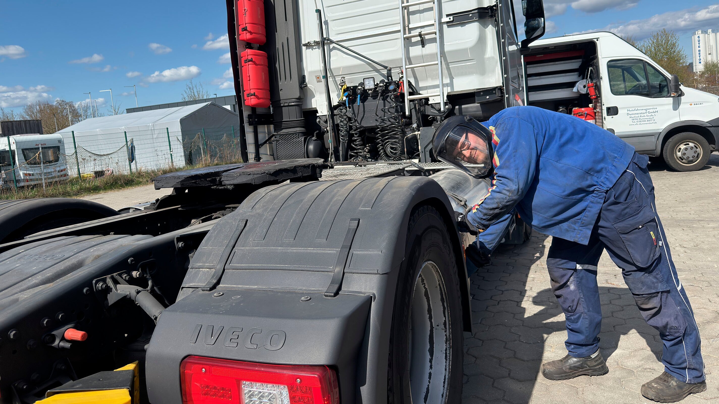 Schrauben, retten, abschleppen – Hochbetrieb bei den Autoprofis