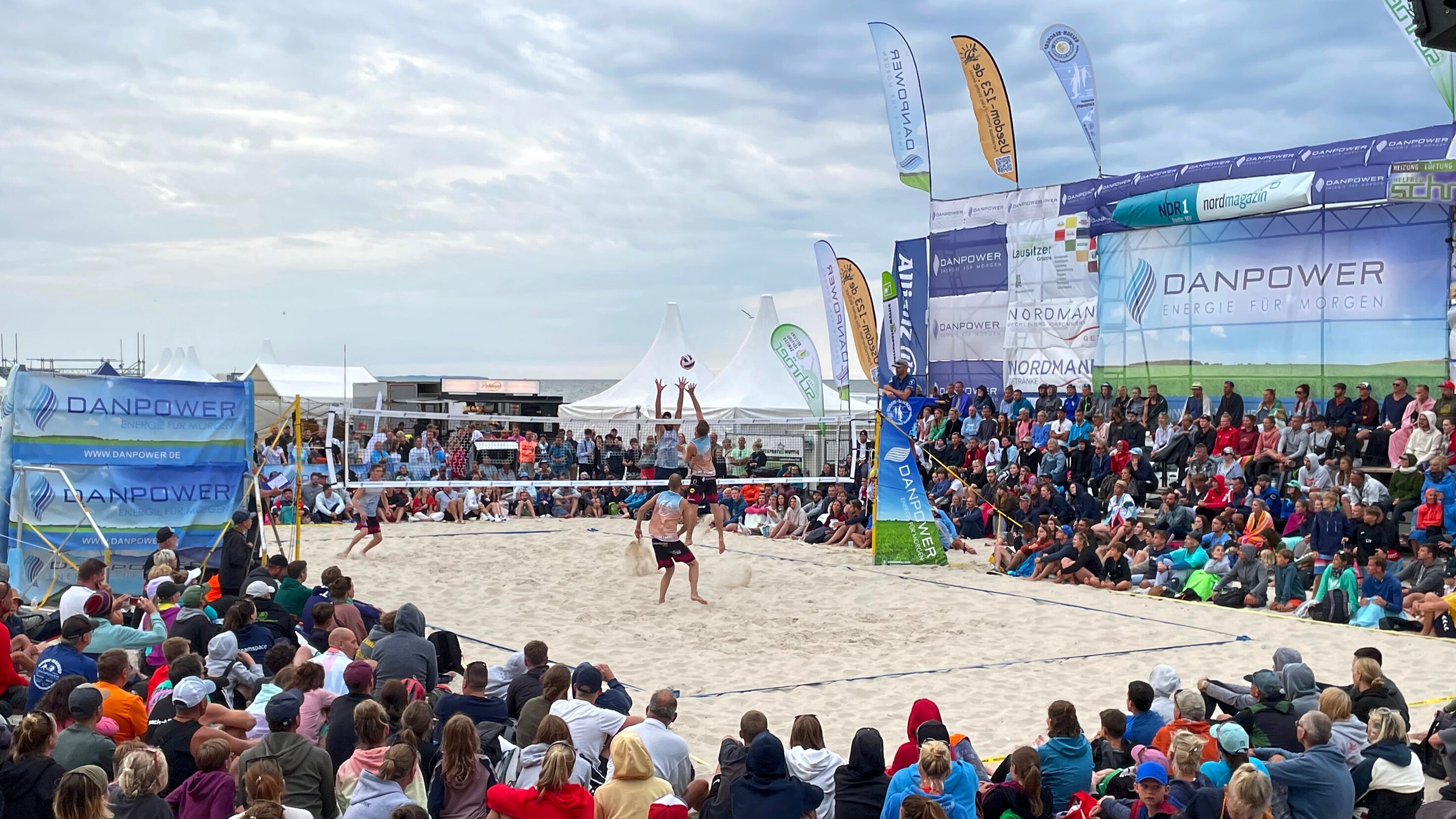 Baggern am Ostseestrand