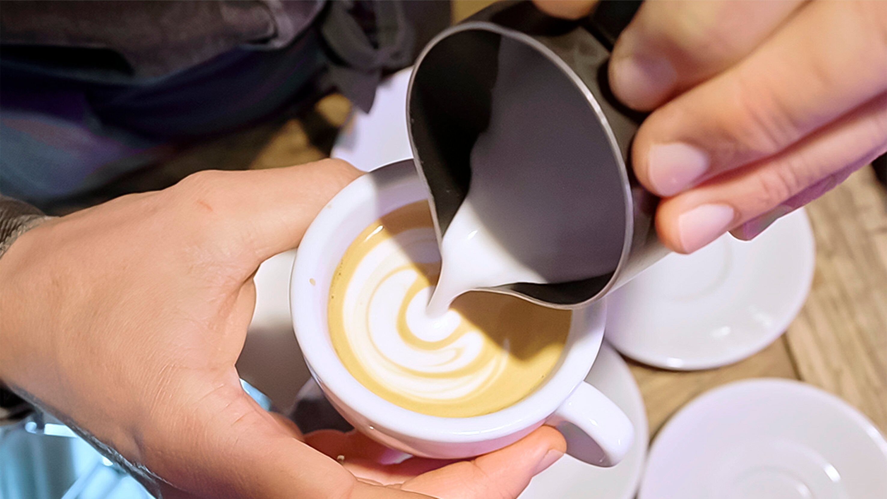 Wie ein Barista Espresso und Latte Art macht
