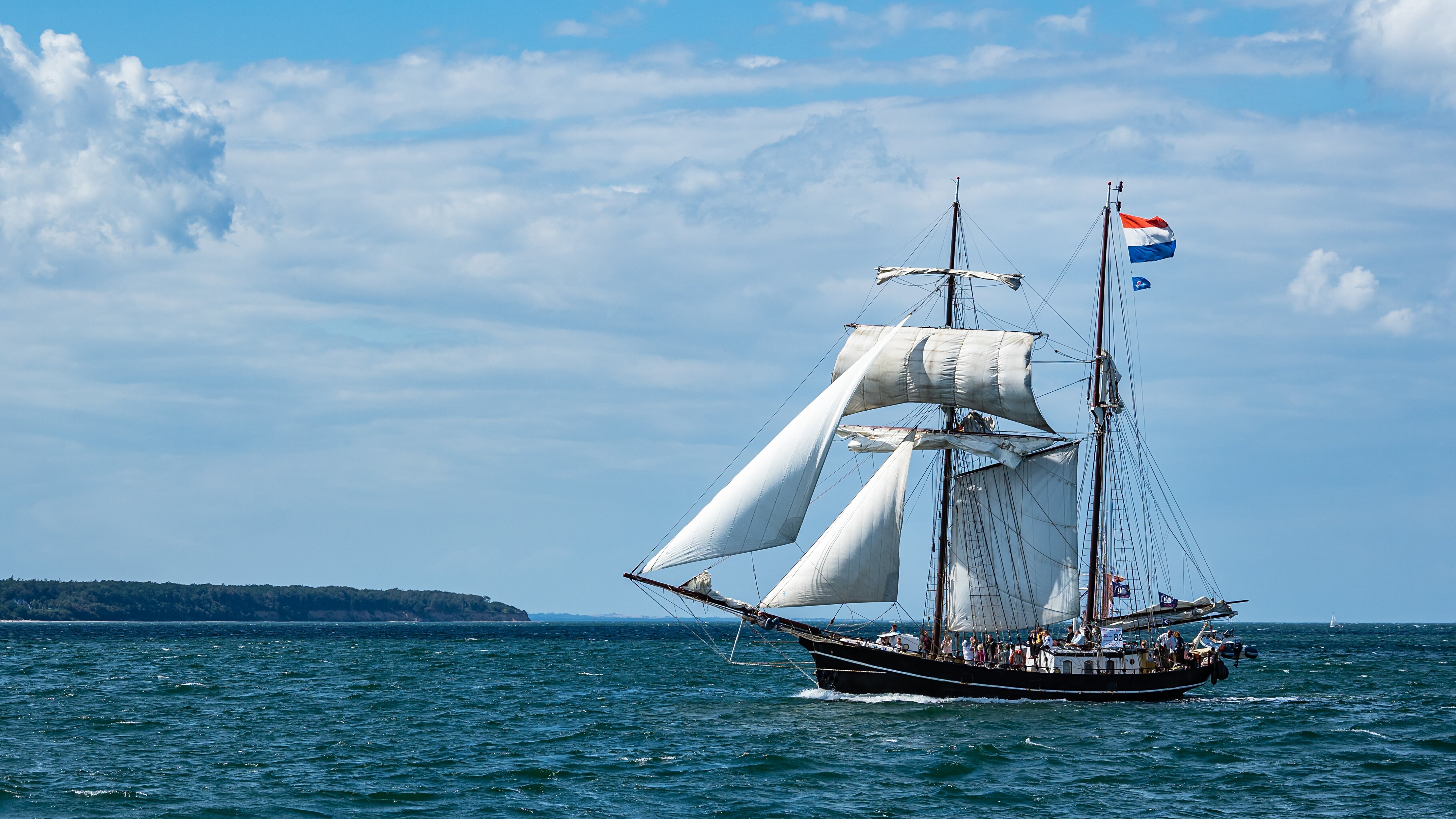 Traditionssegler fahren auch bei Flaute